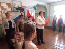Принятие в пионеры достойных учеников.